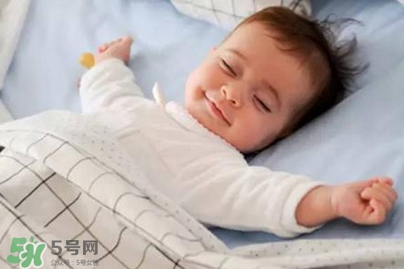 寶寶睡覺為什么會笑？寶寶睡覺笑出聲是做夢了嗎？