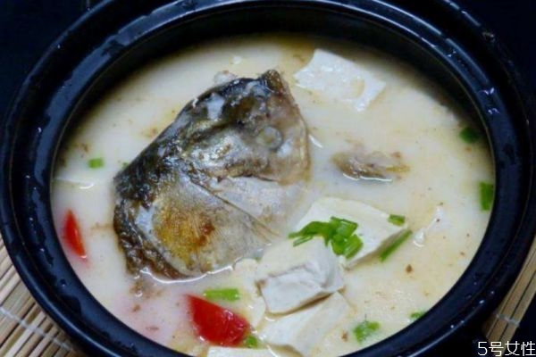 草魚(yú)頭湯怎么做好吃 草魚(yú)頭湯的簡(jiǎn)單做法