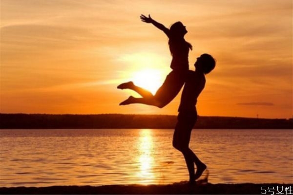 為什么男朋友不想結(jié)婚 男人婚前焦慮是因?yàn)槭裁?>
<strong>為什么男朋友不想結(jié)婚 男人婚前焦慮是因?yàn)槭裁?/strong>
</a>
<p>如果你們兩的感情已經(jīng)很深了，在你想要穩(wěn)定下來的時(shí)候，你的男朋友卻不想結(jié)婚，首先要問清楚原因，再?zèng)Q定你們的這段愛情是否該堅(jiān)持下去。</p>
</li>
<li>
<a href=