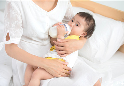 寶寶夏天可以喝涼奶嗎 嬰兒喝了涼奶的癥狀