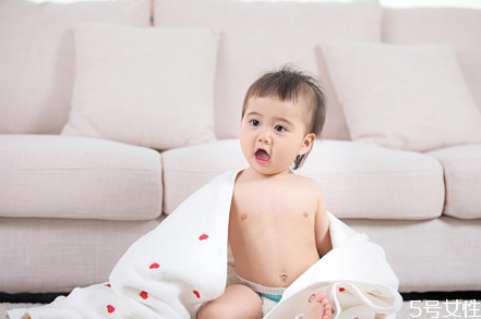 冬天給寶寶洗澡室內(nèi)多少度合適 冬天給寶寶洗澡注意事項(xiàng)