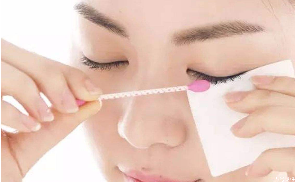 卸妝水進眼睛眼睛會瞎嗎 卸妝水進眼睛會有危險嗎