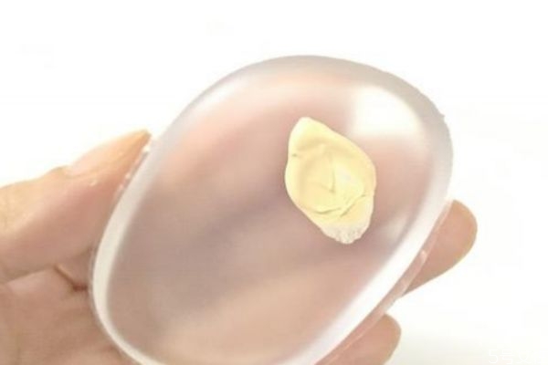 硅膠粉撲發(fā)黃了還能不能用 硅膠粉撲的缺點
