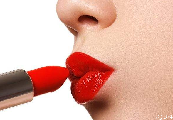 厚嘴唇怎么涂口紅好看又簡(jiǎn)單 厚嘴唇涂口紅小妙招