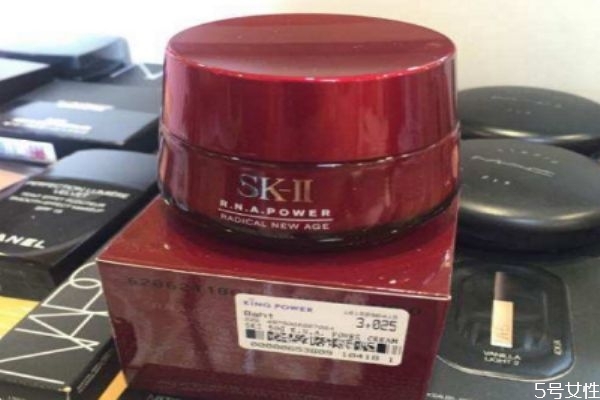 skii眼霜好用嗎 skii眼霜和雅詩(shī)蘭黛哪個(gè)好