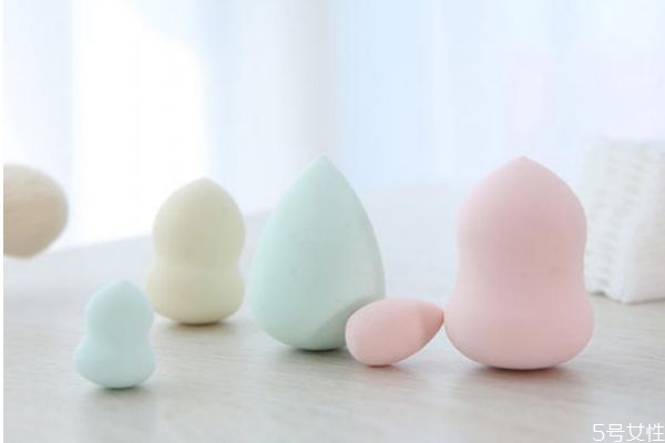 濕粉撲可以用來做什么 打濕粉撲應(yīng)該用什么水