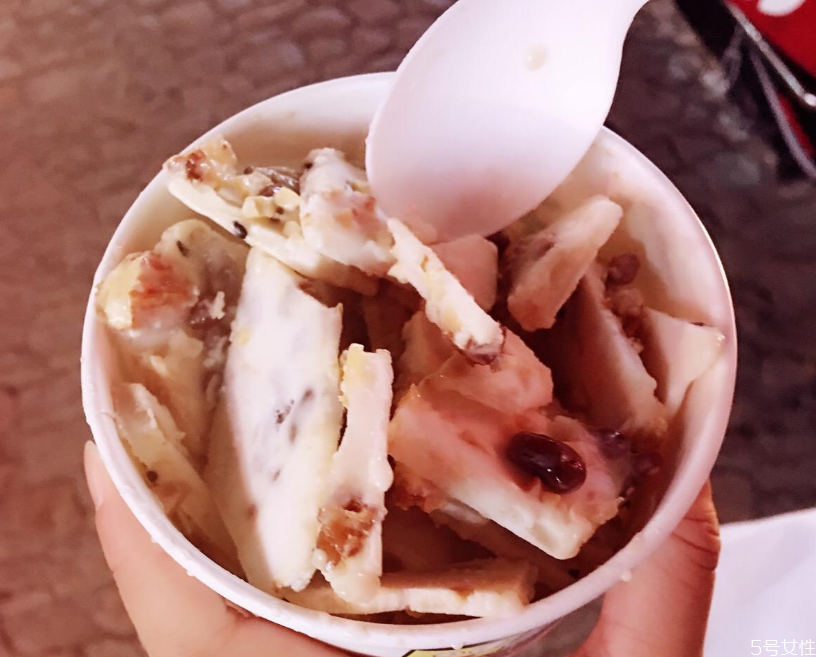 炒酸奶是熱的還是涼的 炒酸奶會(huì)融化嗎