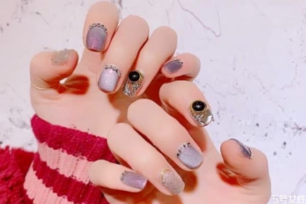 甲膠油能代替彩繪膠嗎 美甲可以自己摳下來(lái)嗎