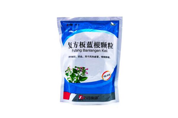 板藍根顆粒對咽喉炎有用嗎 板藍根顆?？梢钥崭购葐?></p><h3>板藍根顆粒可以當(dāng)涼茶喝嗎</h3><p>板藍根屬于中藥材，也叫做靛青根、藍靛根、大青根，具有清熱解毒，涼血利咽之功效。常用于溫疫時毒，發(fā)熱咽痛，溫毒發(fā)斑，痄腮，爛喉丹痧，大頭瘟疫，丹毒，癰腫。這是一種藥物，不能作為涼茶長期服用，容易引起身體虛寒等不良反應(yīng)，出現(xiàn)腹瀉、腹痛等表現(xiàn)。如果沒有適應(yīng)癥，過多服用也許會導(dǎo)致副作用增大，對身體造成傷害的。這種藥物清熱解毒。用于病毒性感冒，咽喉腫痛。服用這種藥物時忌煙、酒及辛辣、生冷、油膩食物。不宜在服藥期間同時服用滋補性中成藥。風(fēng)寒感冒者不適用，其表現(xiàn)為惡寒重，發(fā)熱輕，無汗，鼻塞流清涕，口不渴，咳吐稀白痰。</p> </div>
<div align=