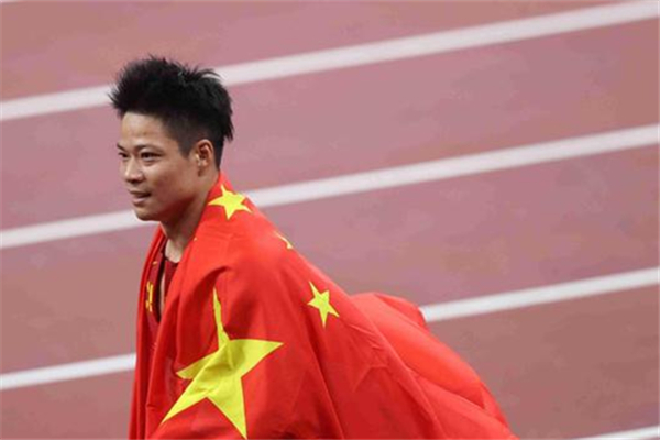 蘇炳添身披國旗哽咽完成了夢想 百米大戰(zhàn)奪冠運動員