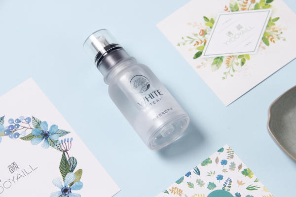 精華液過(guò)敏了怎么辦 臉過(guò)敏能用精華液?jiǎn)?>
<strong>精華液過(guò)敏了怎么辦 臉過(guò)敏能用精華液?jiǎn)?/strong>
</a>
<p>很多朋友的肌膚比較敏感，每次使用新產(chǎn)品之前都會(huì)有一些忐忑，所以當(dāng)你使用精華液過(guò)敏該怎么辦？臉部過(guò)敏之后，還能繼續(xù)使用精華液?jiǎn)幔?/p>
</li>
<li>
<a href=