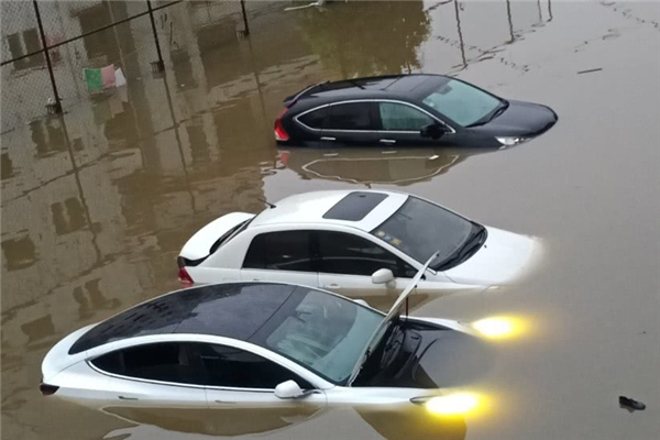 北京駕車(chē)涉水被困2人遇難 汽車(chē)涉水時(shí)應(yīng)該怎樣通過(guò)