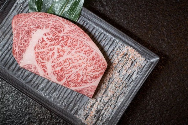 和牛會有寄生蟲嗎 和?？梢陨詥?></p><h3>和牛好吃嗎<br/></h3><p>首先是和牛有一股甜香的牛油味道，比普通牛肉更有牛肉味道；第二個感覺就是口感嫩滑，這是因為雪花牛肉結構肥瘦相間，沒有筋膜，入口即化，像雪花落入口中；第三是擁有充足的汁水，簡單的煎烤之后，在肉中均勻分布的大理石油脂開始融化，所以咬下去，就會在嘴里溢出香濃的汁水。</p> </div>
<div align=