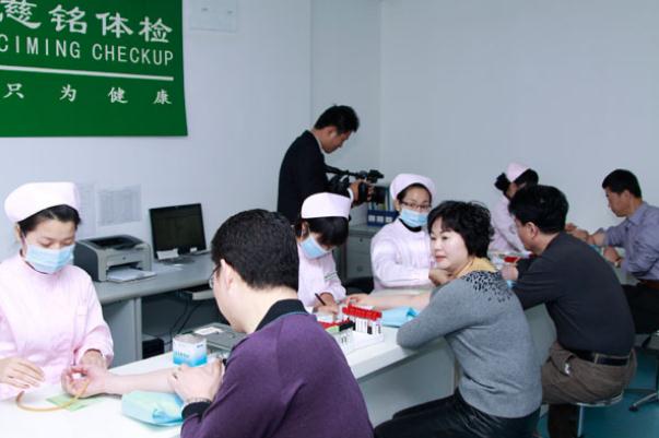 體檢的目的和意義 體檢可以用醫(yī)?？▎?></p><h3>體檢可以用醫(yī)保卡嗎</h3><p>醫(yī)?？▋?nèi)的錢主要針對的是門診的檢查和用藥，所以是可以使用的。但是沒有什么優(yōu)惠。個(gè)人體檢時(shí)，只要醫(yī)?？▋?nèi)的錢夠用的話，是可以劃卡使用的。如果卡內(nèi)的錢不夠，就需要自己交現(xiàn)錢了。需要看當(dāng)?shù)厥∈械尼t(yī)保政策是否將健康體檢納入醫(yī)保、以及該醫(yī)院是否納入體檢定點(diǎn)醫(yī)保單位。隨著醫(yī)保個(gè)人賬戶資金的逐漸放開，醫(yī)保個(gè)人賬戶可以支付在醫(yī)療機(jī)構(gòu)發(fā)生的費(fèi)用，比如體檢、配眼鏡、口腔等與醫(yī)療行為有關(guān)的費(fèi)用，甚至可以用于家庭人員購買醫(yī)保的費(fèi)用或授權(quán)給家人使用，還可以用于支付商業(yè)險(xiǎn)的費(fèi)用等，不過具體的要以參保地為準(zhǔn)。一般綜合性醫(yī)院都設(shè)有體檢部或者體檢中心，體檢的項(xiàng)目可以選擇套餐，具體可以咨詢當(dāng)?shù)鼐C合性醫(yī)院的體檢部，一般如是當(dāng)?shù)囟c(diǎn)醫(yī)保單位，應(yīng)該可以的。</p><p style=