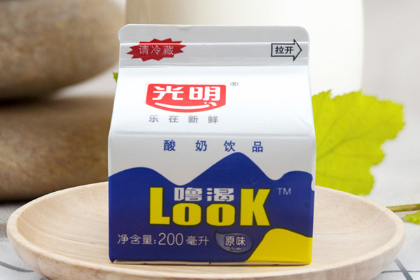 光明嚕渴酸奶保質(zhì)期多久 光明?？仕崮炭梢猿乇４鎲?/h1>

時(shí)間：2021-12-08 10:33:12 編輯：5號(hào)網(wǎng)-qiwen 0
分享至：



 c_4(); 
光明嚕渴酸奶不僅含有蛋白質(zhì)，還有很多維生素，采用的巴氏殺菌工藝，奶香非常濃郁，很多人都是很愛(ài)喝的。那么光明?？仕崮瘫Ｙ|(zhì)期是多久呢？光明?？仕崮炭梢猿乇４鎲?？光明?？仕崮瘫Ｙ|(zhì)期多久酸奶在沒(méi)開(kāi)封、常溫（25度左右）以及標(biāo)注保質(zhì)期內(nèi)的情況下可以存放2-3天。但是在常溫下儲(chǔ)存酸奶不但起不到營(yíng)養(yǎng)保存作用，還會(huì)大大縮短酸奶保質(zhì)期，加速變質(zhì)，很可能損害健康。酸奶如果不是立即飲用，建議一定要放在冰箱冷藏存放。在攝氏2度至6度之間的溫度下保質(zhì)期大約為兩周到三周。早上喝酸奶好還是純牛奶好都可以。酸奶和純牛奶都是常見(jiàn)的奶制品，酸奶和牛奶同樣含有較為豐富的蛋白質(zhì)、礦物質(zhì)、碳水化合物、氨基酸等營(yíng)養(yǎng)成分，早上喝酸奶或者純牛奶都是可以的，不過(guò)，如果有飲食下降、腹脹或者消化不良的癥狀，早上口服酸奶更好，一是補(bǔ)充能量，二是補(bǔ)充體內(nèi)的有益菌，可以起到改善消化不良的效果。 

 b_4(); 


光明酸奶有營(yíng)養(yǎng)嗎 光明酸奶有什么好處
下一篇:很抱歉沒(méi)有了

網(wǎng)站首頁(yè)
返回欄目


相關(guān)文章

1光明酸奶的功效與作用 光明?？仕崮痰暮锰幱惺裁?/strong>浏览:3468 


熱門文章


豬各部位肉的名稱圖片全解巴沙魚(yú)到底能不能吃？吃巴沙魚(yú)有什么危害嗎 

C位是什么意思？明星站C位是什么意思腌咸雞蛋一斤放多少鹽？腌咸雞蛋10斤需多少鹽？木耳要焯水嗎?木耳怎么焯水?10寸蛋糕多大 10寸蛋糕夠幾個(gè)人吃蛋糕尺寸適合多少人？6寸的蛋糕4個(gè)人吃夠嗎？鮮百合吃多了會(huì)中毒嗎?鮮百合的吃法禁忌低糖水果有哪些？十大低糖水果排行榜糯米和江米是一種米嗎 東北圓糯米才叫江米海螺怎樣吃才正確圖解？海螺哪里不能吃圖示海螺哪個(gè)部位不能吃 海螺不能吃的部位圖解麥飯石鍋有害嗎？麥飯石鍋的危害6寸蛋糕多大 6寸蛋糕直徑多少 


5H跟帖 
















網(wǎng)友評(píng)論僅供其表達(dá)個(gè)人看法，并不表明5h立場(chǎng)。





		var mydate = new Date();
		var year = mydate.getFullYear();
		var month = mydate.getMonth();
		var day = mydate.getDate()
		var nowdate = year+"-"+month+"-"+day
		
		$("#imageField").click(function(){
			var commentcont = $(".comment-text").val();
			if($(".comment-text").val()==""){
				alert("您沒(méi)什么話要說(shuō)嗎？");
			}else{
				var data = {
					nomember:1,
					saytext:commentcont,
					id : $("#id").attr("value"),
					ecmsfrom : $("#ecmsfrom").attr("value"),
					classid : $("#classid").attr("value"),
					enews : $("#enews").attr("value"),
					repid : $("#repid").attr("value")
				};				
				$.ajax({
					type: "POST",
					url: "/e/pl/doaction.php",
					data: data,
					dataType:'text',
					success: function(msg){
						$(".comment-text").val("");
						$(".comment-body").prepend('<li><div   id="qn0xhrr"   class="combd-title"><span id="k61ouhe"    class="title">本站網(wǎng)友:匿名</span><span id="omj45zw"    class="time">'+nowdate+'</span></div><p class="combd-bd">'+commentcont+'</p></li>')
					}
				});
			}	
		})	
	
 
