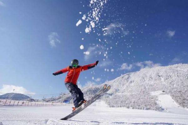 滑雪需要自己準(zhǔn)備什么 一個(gè)雪季花7萬(wàn)今冬滑雪有多火
