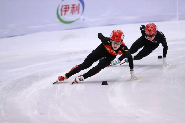 短道3000米接力中國女隊(duì)摘銅 中國短道速滑姑娘們跳上領(lǐng)獎(jiǎng)臺(tái)