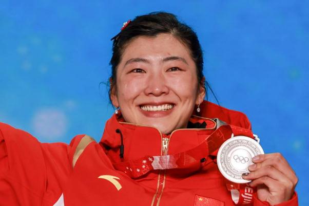 谷愛(ài)凌蘇翊鳴再登場(chǎng)徐夢(mèng)桃沖金 滑雪穿什么衣服合適