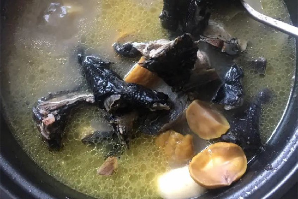 烏雞燉什么補(bǔ)血補(bǔ)氣最好 烏雞煲湯放什么材料