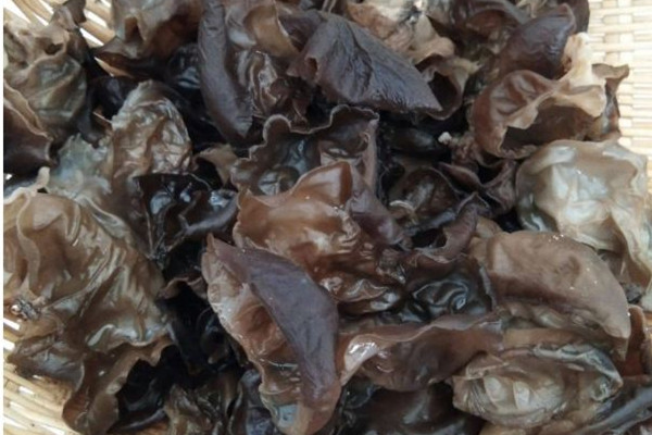 干木耳用熱水泡還是冷水泡 干木耳泡發(fā)的正確方法和時(shí)間