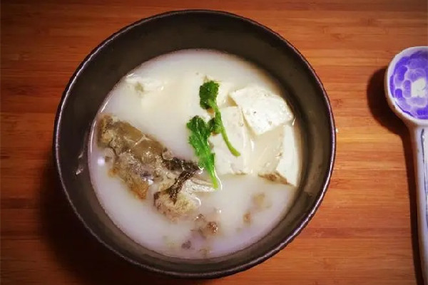 鯽魚(yú)湯要燉多久最好 鯽魚(yú)湯要用開(kāi)水嗎