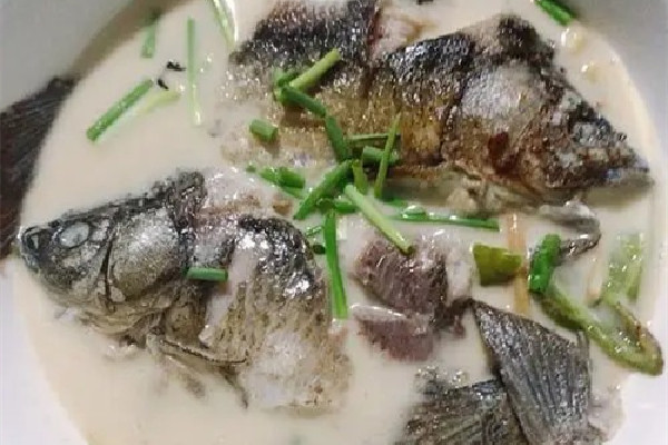 鯽魚(yú)湯要燉多久最好 鯽魚(yú)湯要用開(kāi)水嗎