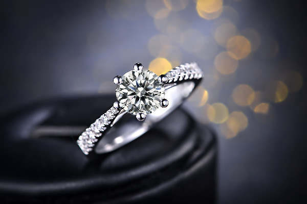 鉆戒是結(jié)婚買(mǎi)還是訂婚買(mǎi) 鉆戒的寓意和象征