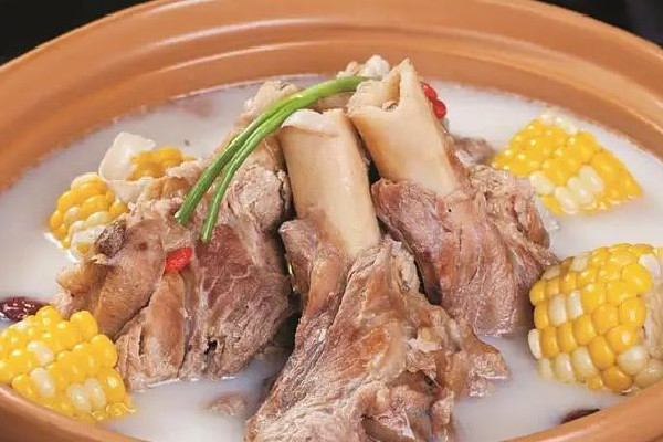 骨頭湯是湯有營養(yǎng)還是肉有營養(yǎng) 骨頭湯吃肉好還是喝湯好