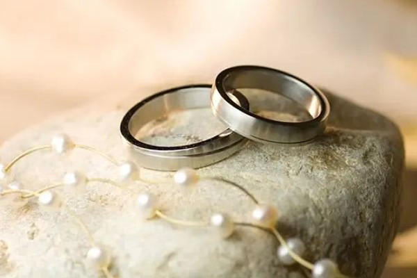 婚戒一般買(mǎi)多少錢(qián)合適 婚戒買(mǎi)什么材質(zhì)的好