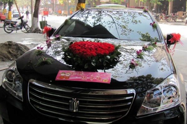 婚車(chē)車(chē)隊(duì)占滿(mǎn)3車(chē)道不讓超車(chē) 婚車(chē)車(chē)隊(duì)一般怎么配
