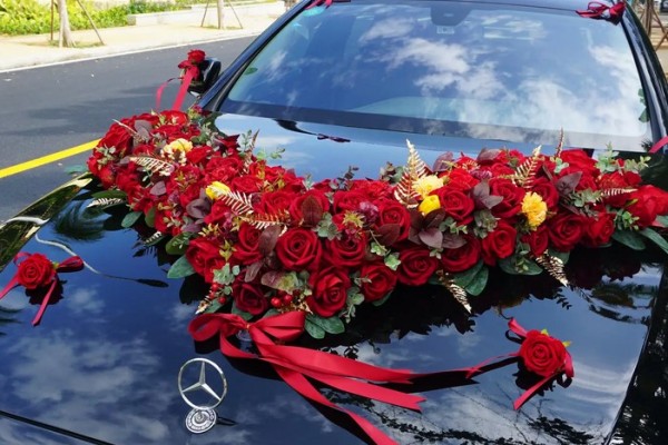 婚車(chē)車(chē)隊(duì)占滿(mǎn)3車(chē)道不讓超車(chē) 婚車(chē)車(chē)隊(duì)一般怎么配