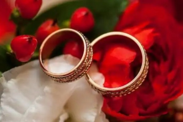 新娘坐婚車(chē)內(nèi)臨出發(fā)時(shí)仍在談生意 結(jié)婚有什么流程