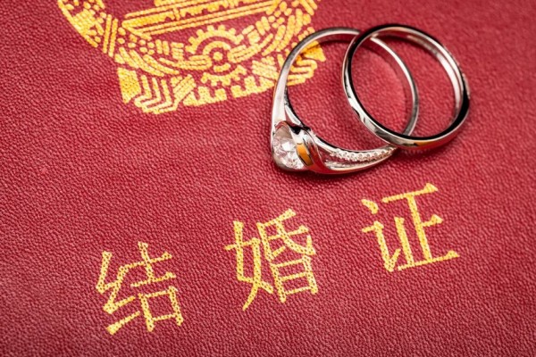 新娘坐婚車(chē)內(nèi)臨出發(fā)時(shí)仍在談生意 結(jié)婚有什么流程