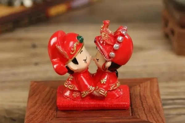 新娘坐婚車(chē)內(nèi)臨出發(fā)時(shí)仍在談生意 結(jié)婚有什么流程