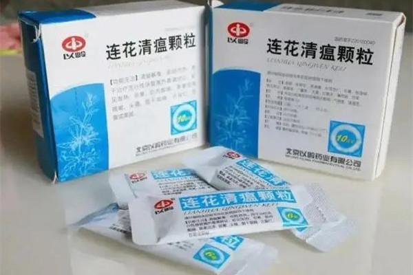 連花清瘟顆粒的功效和作用 連花清瘟顆?？梢酝藷龁?></p><h3>連花清瘟顆粒的成分</h3><p>它的主要成分有連翹，炙麻黃，金銀花，炒苦杏仁，板藍(lán)根，石膏，魚(yú)腥草，綿馬貫眾，廣藿香，大黃，紅景天，薄荷腦，甘草，淀粉等。一般會(huì)做成沖劑或者是膠囊，如果出現(xiàn)發(fā)熱，惡寒，肌肉酸痛，鼻塞流涕，咳嗽，頭痛等情況，都可以服用一些。</p><p><br/></p> </div>
<div align=