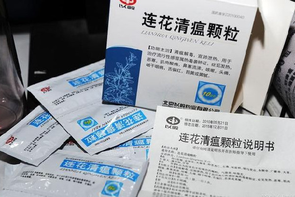 連花清瘟顆粒的功效和作用 連花清瘟顆?？梢酝藷龁?></p><h3>連花清瘟顆粒有用嗎</h3><p>連花清瘟顆粒是效果較好的中成藥，具有清溫解毒、宣肺泄熱的功效，主要用以治療風(fēng)熱外襲、風(fēng)熱感冒所引起的鼻塞、流黃涕、咳嗽、咳黃痰、發(fā)熱、咽痛、口干等癥狀，同時(shí)對(duì)于病毒性感冒或病毒感染引起的呼吸系統(tǒng)癥狀有較好的治療作用。此外，對(duì)于流感病毒引起的病毒性感冒，包括新型冠狀病毒肺炎所引起的癥狀，連花清瘟顆粒也具有較好的治療效果。</p><p style=