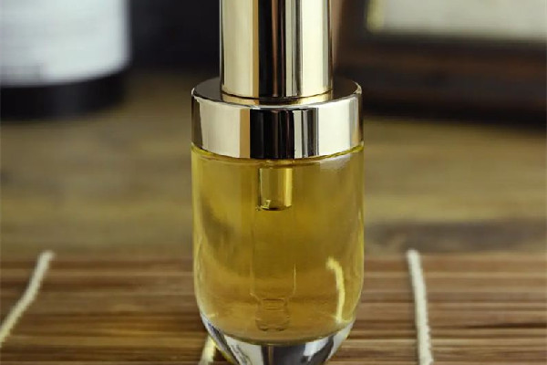 護膚精油的作用與功效 護膚精油可以直接涂臉上嗎