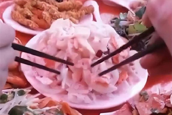 眾人戶(hù)外吃席8個(gè)涼菜被凍成“硬菜” 涼菜是哪里的特色
