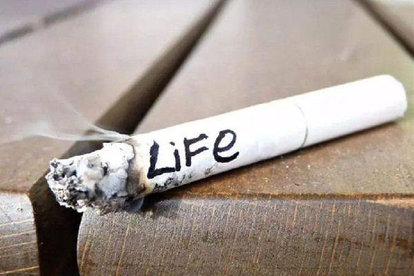 大媽在地鐵里抽煙還給娃點(diǎn)煙 抽煙對(duì)孩子影響有多大