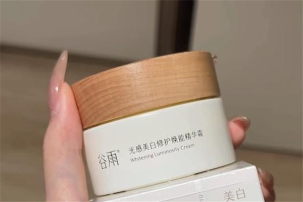 妝前用這對(duì) CP，帶妝 8 小時(shí)不暗沉不斑駁！直男都夸皮膚會(huì)發(fā)光